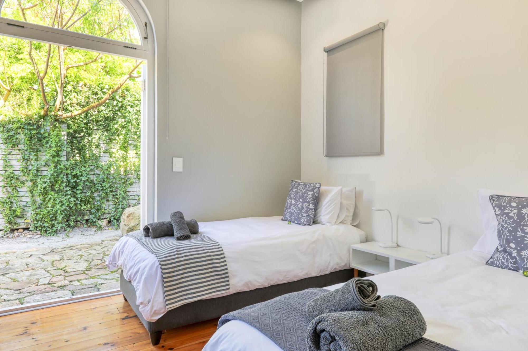 Behr Road Apartment With Sea View Patio Kaapstad Buitenkant foto